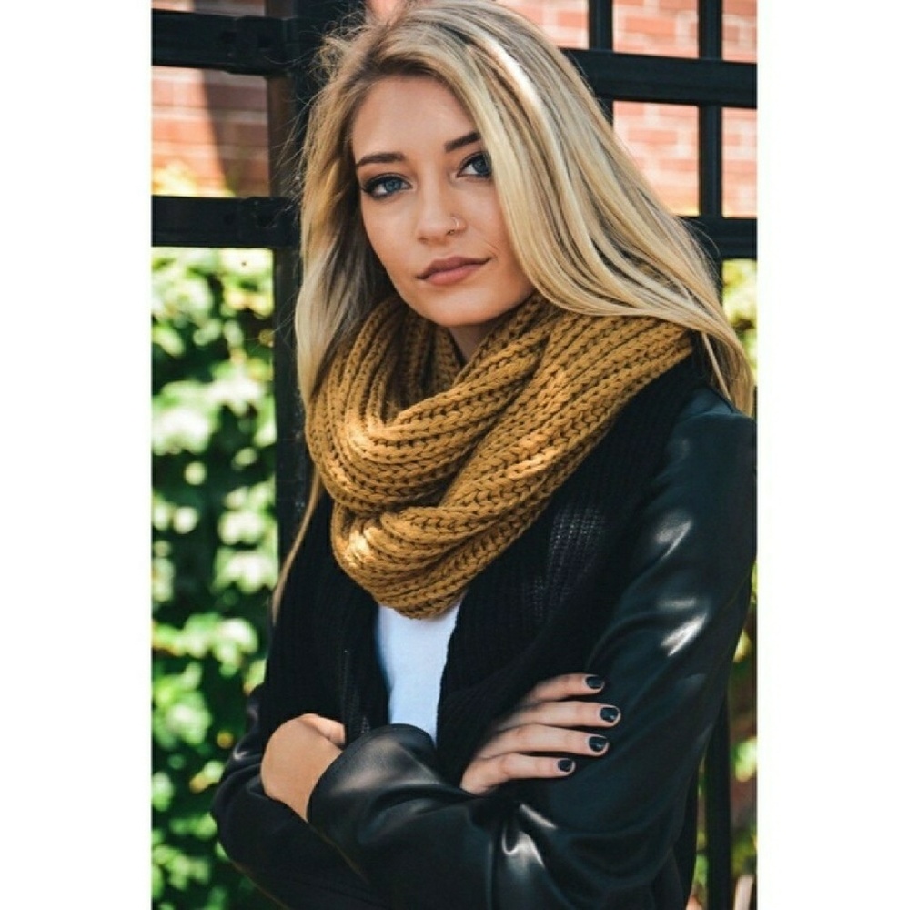 { WILA } Chunky Knit Infinity Scarf